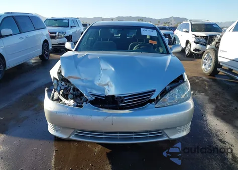 2005 Toyota Camry Le z USA, uszkodzony, nr VIN 4T1BE32K25U574542